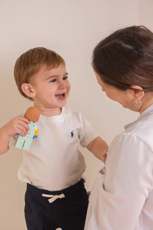 Bebé riéndose con la pediatra